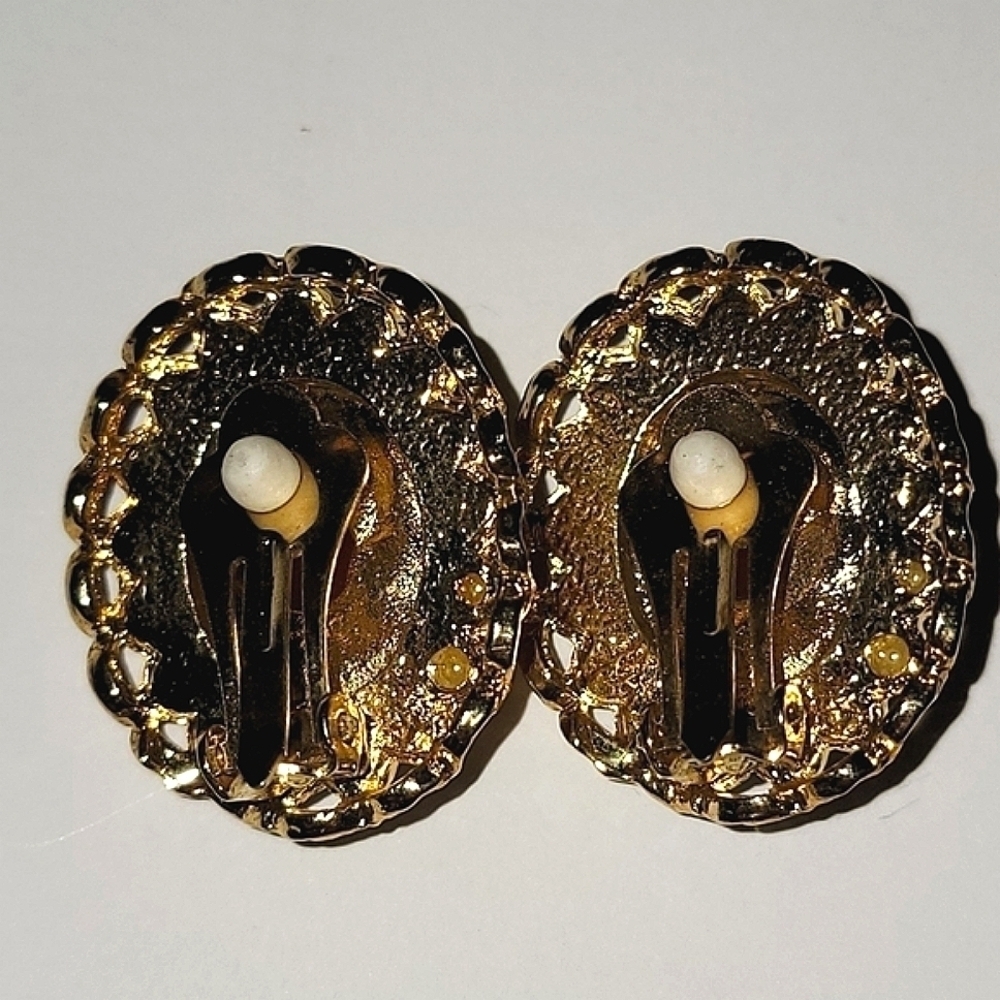 Cameo clip on earrings Costume Jewelry No Pierce older style origin unknown - Picture 2 of 3